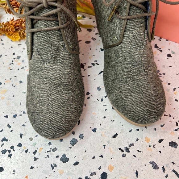 TOMS Desert Gray Tweed Women’s Lace Up Wedge Ankle Booties Sz 11 - Picture 2 of 9